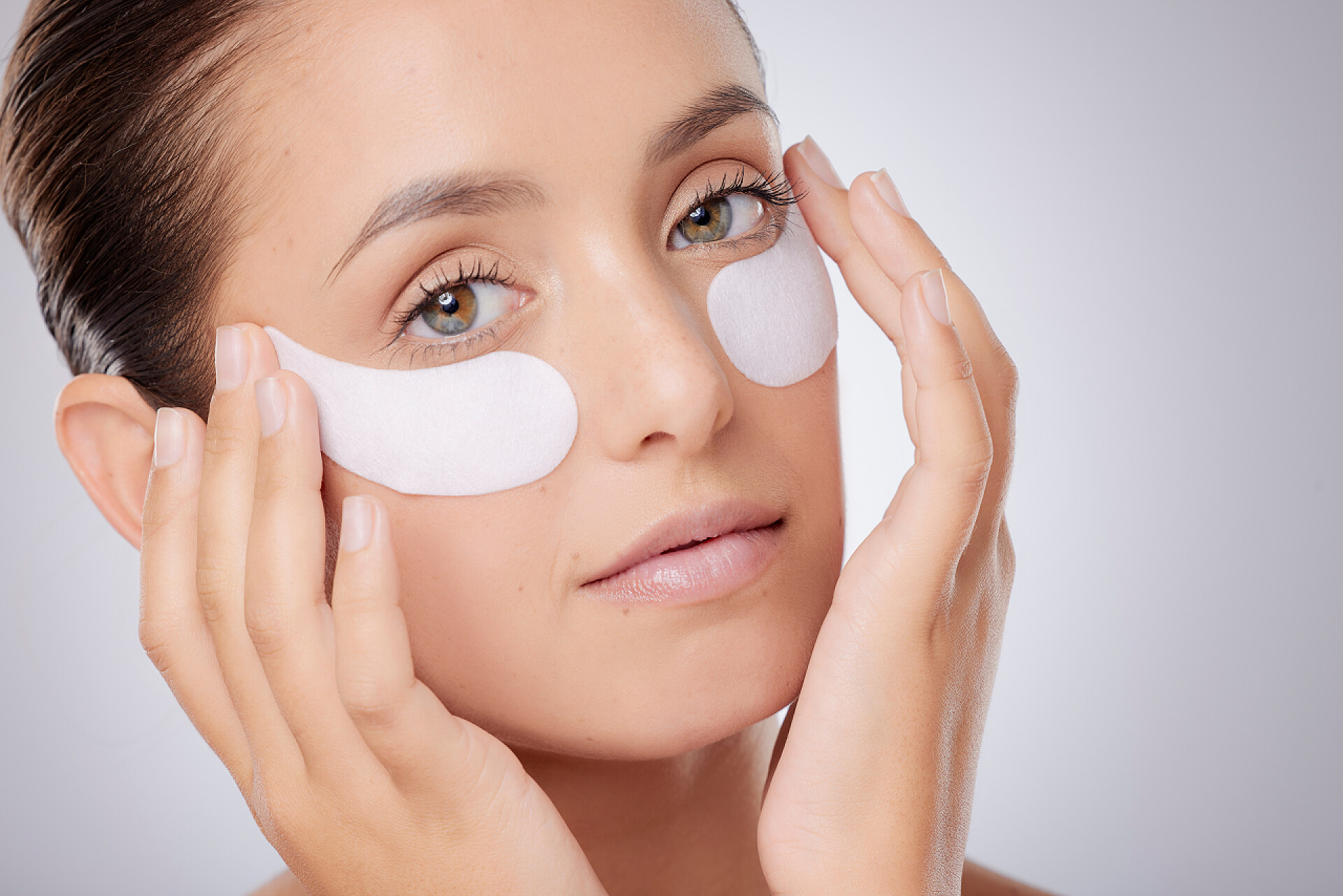 医疗美容女人贴着面膜美容护眼抗老