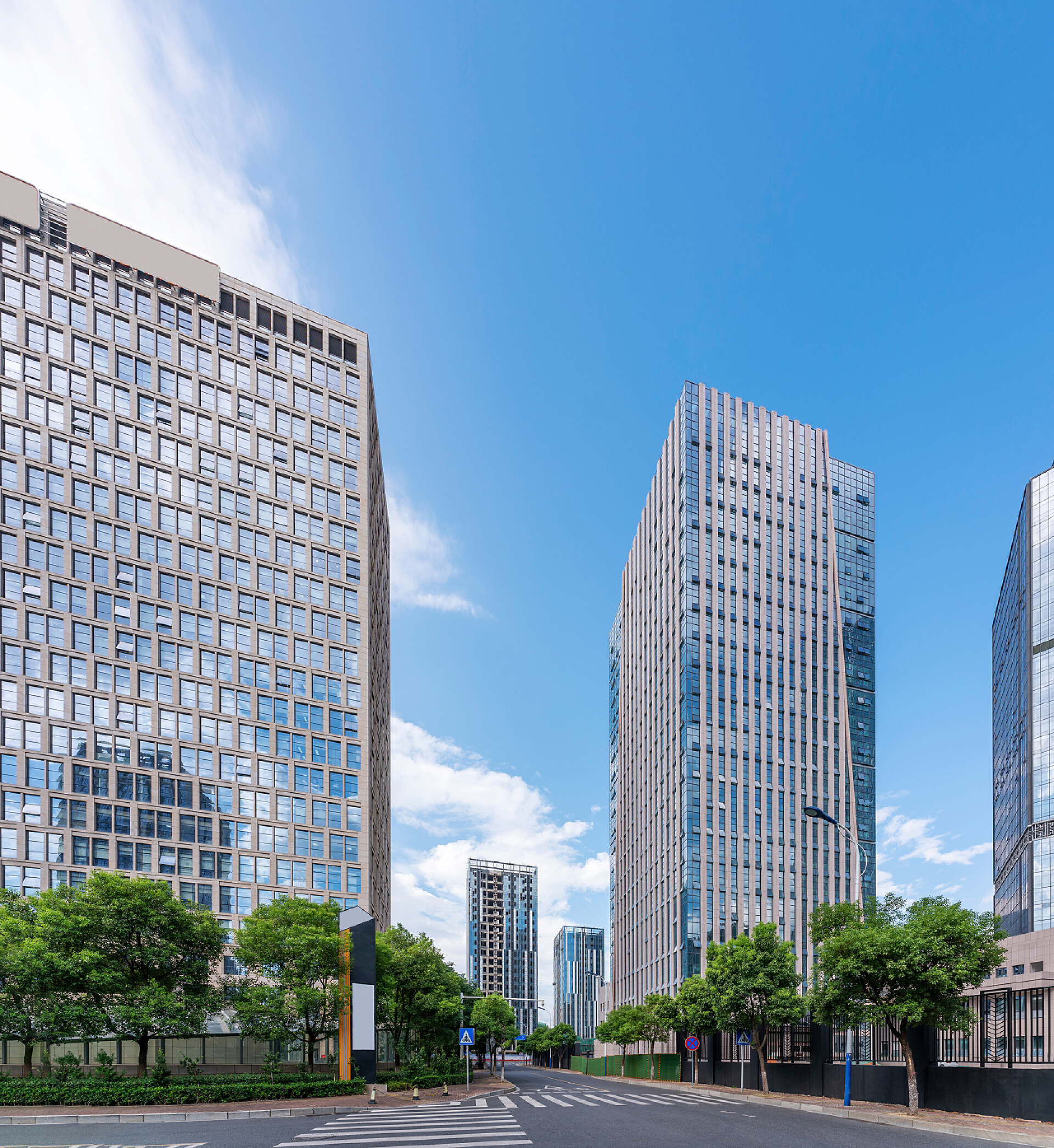 城市建筑城市的空旷道路和建筑物高楼大厦