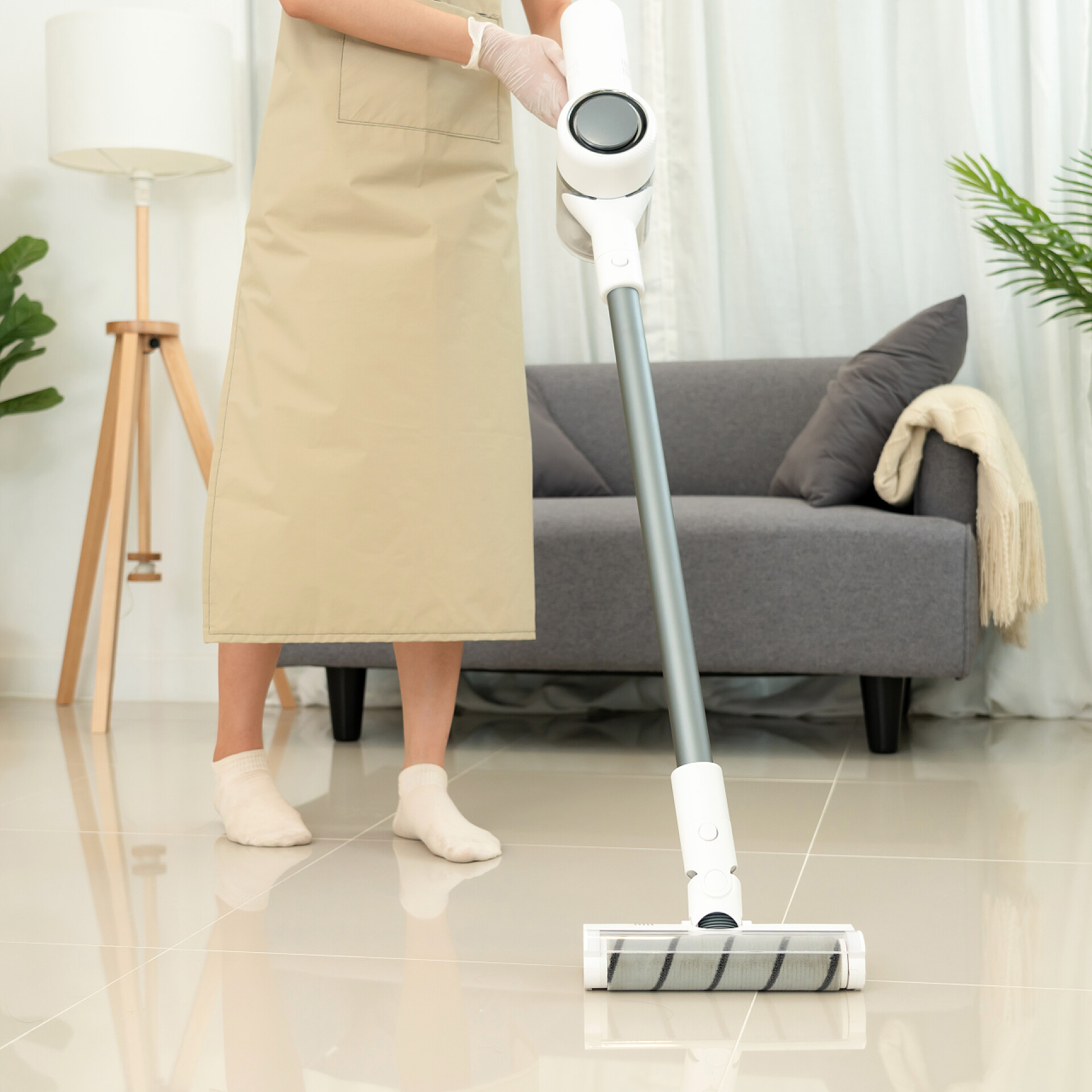 女人在打扫卧室卫生清洁家政保姆