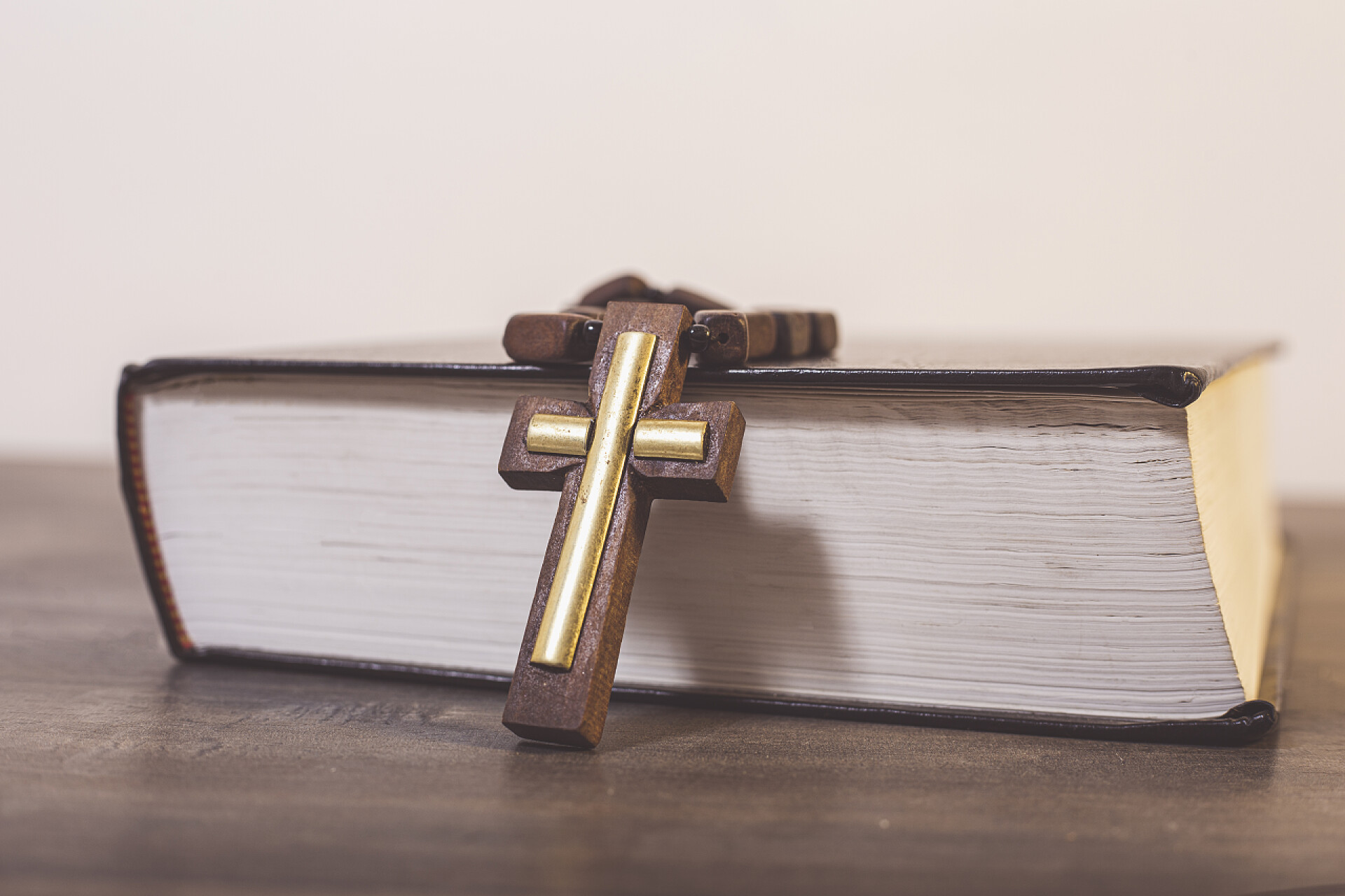 书和十字架在一张木制桌子上基督教基督信徒