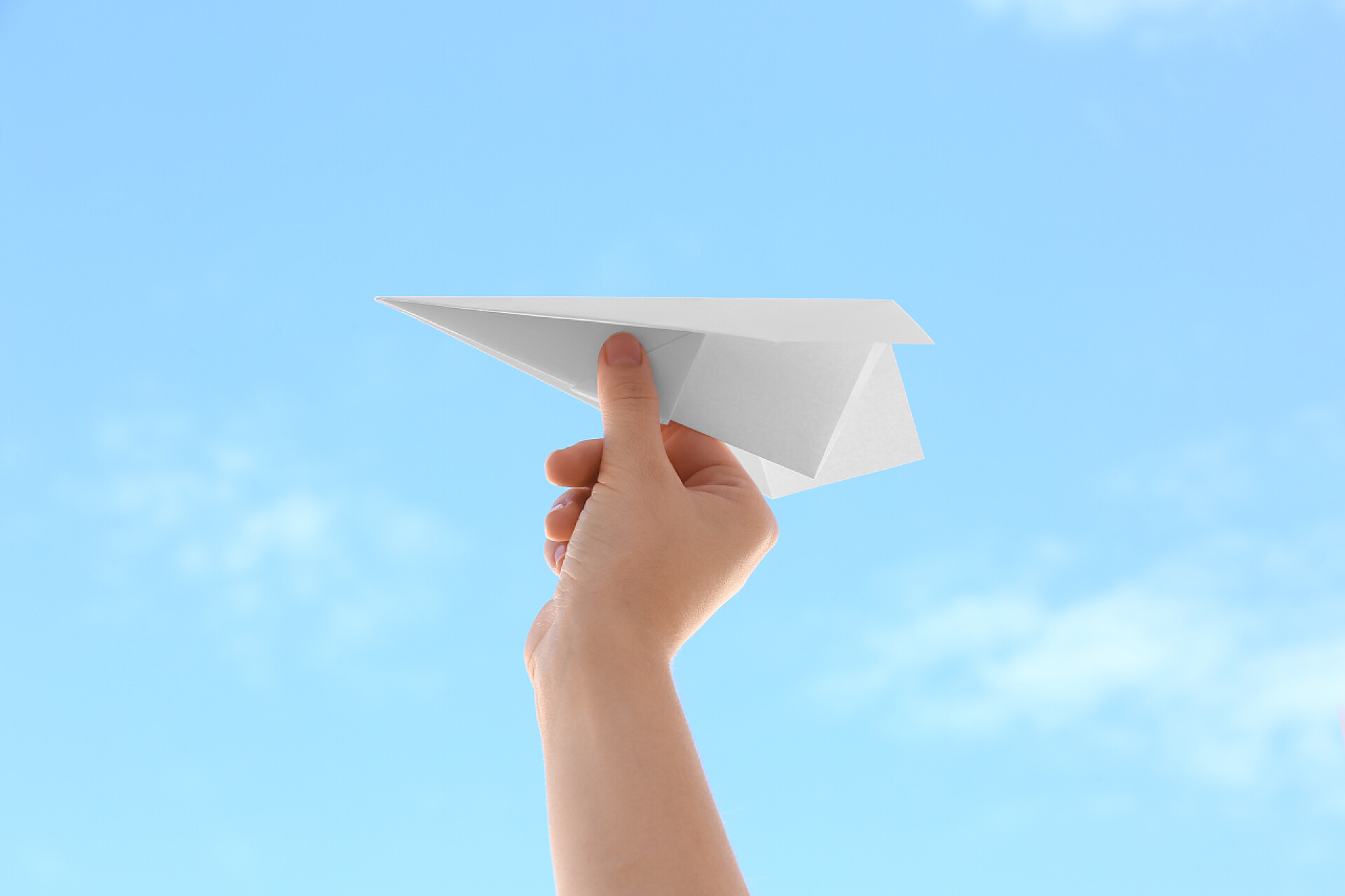 自然风光纸飞机与蓝天相映成趣的女人特写