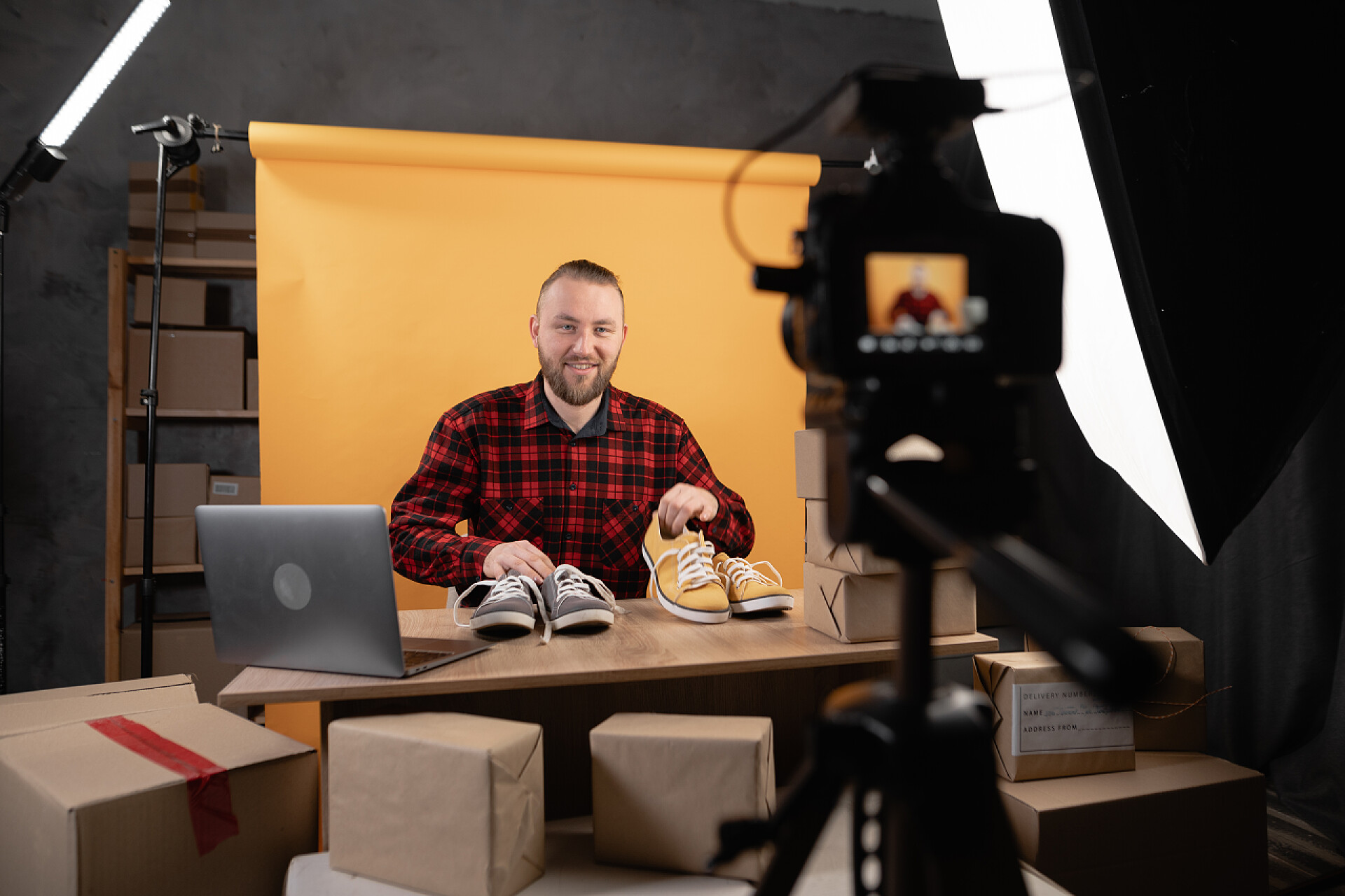 男子博主在摄像头的拍摄为网上商店展示产品