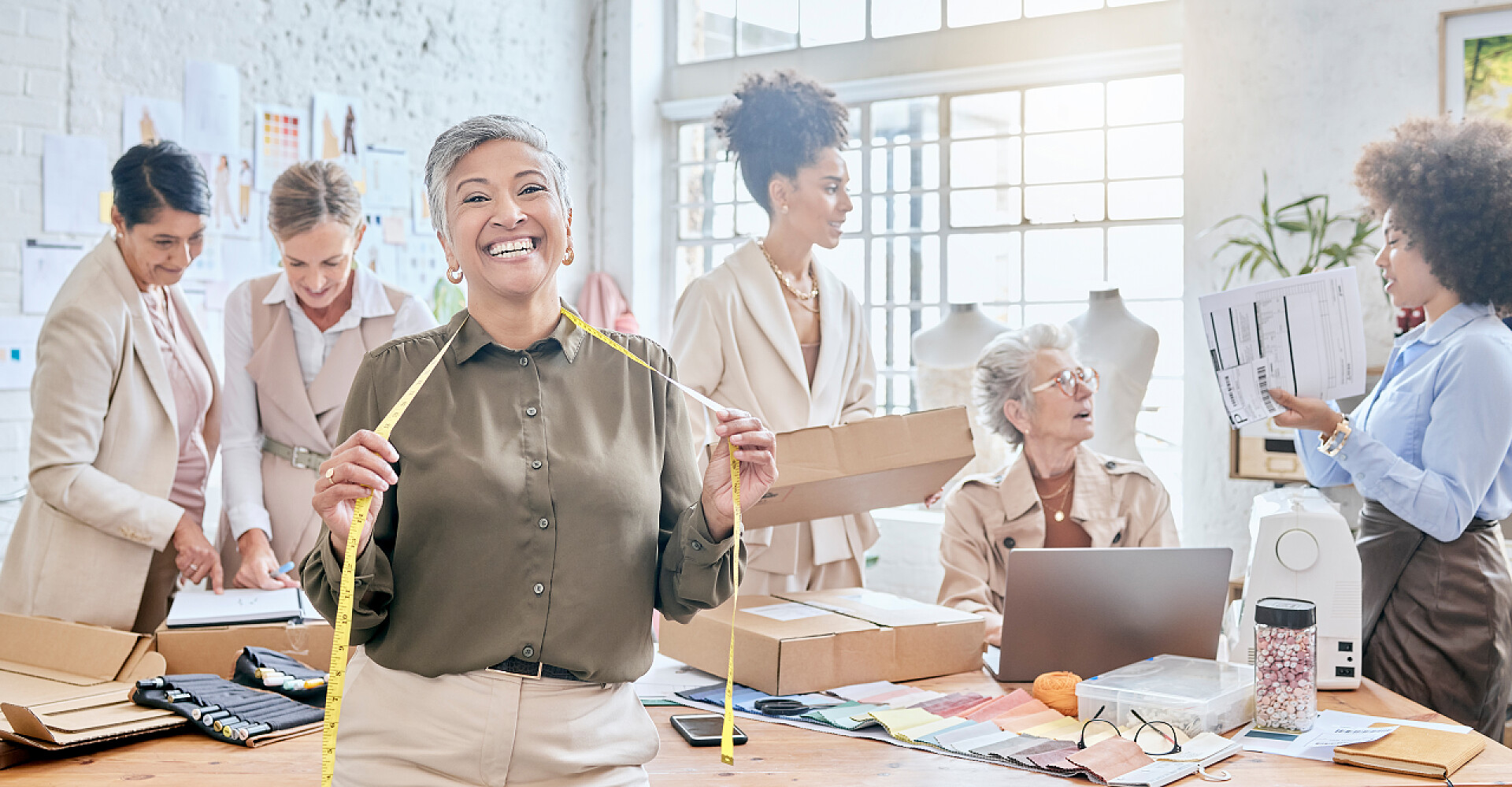 房间中员工们探讨工作服装设计师