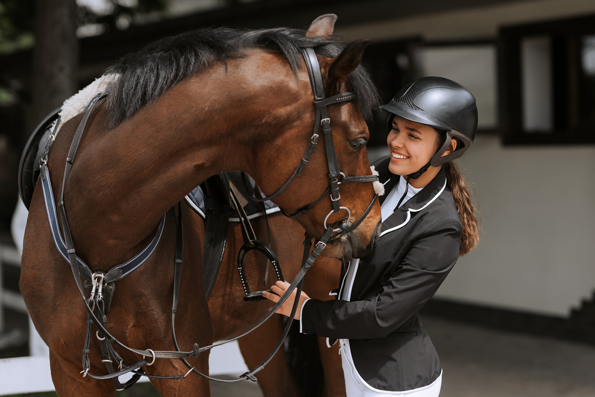 女骑手调整马鞍参加赛马
