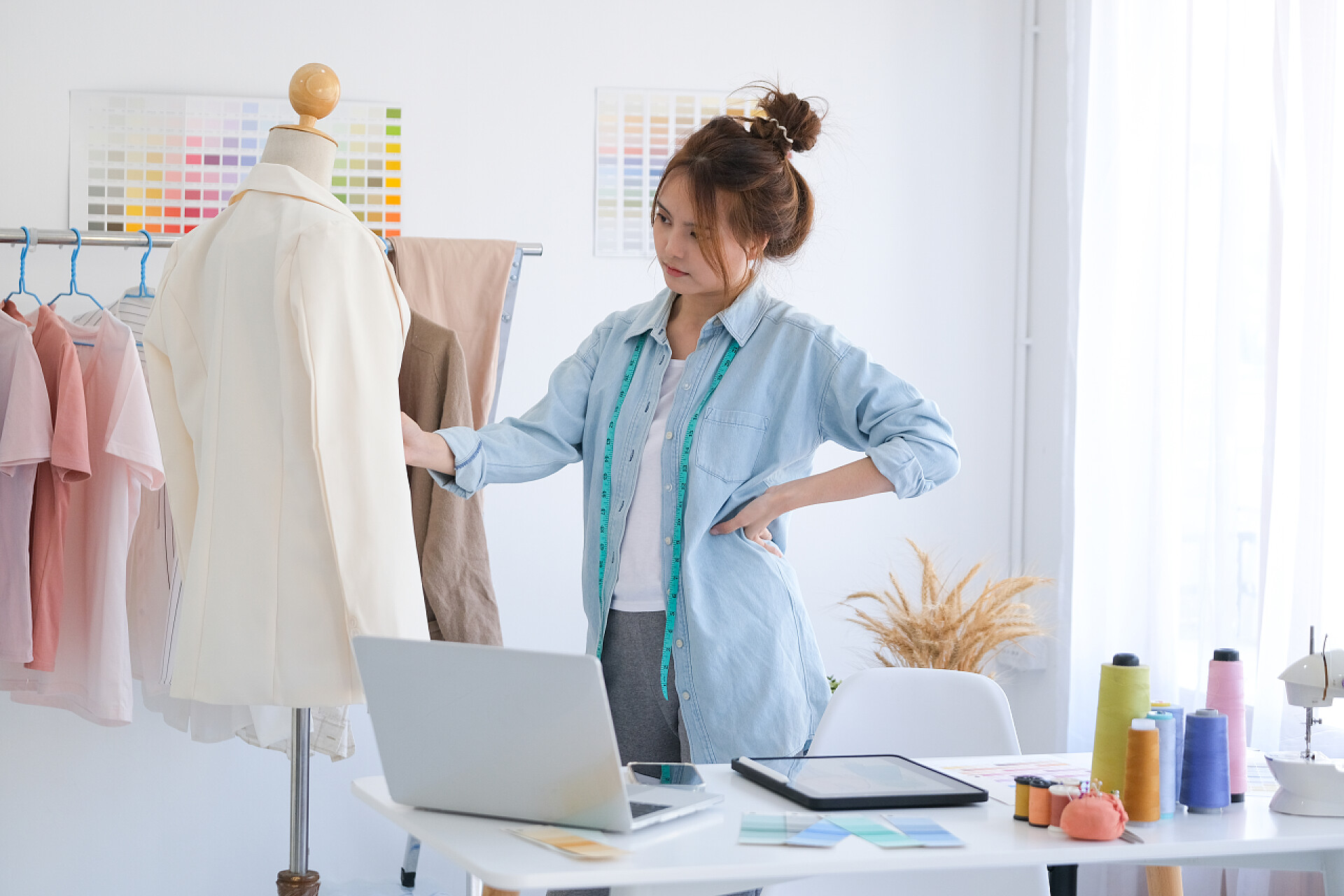 一位时装设计师正在设计西服