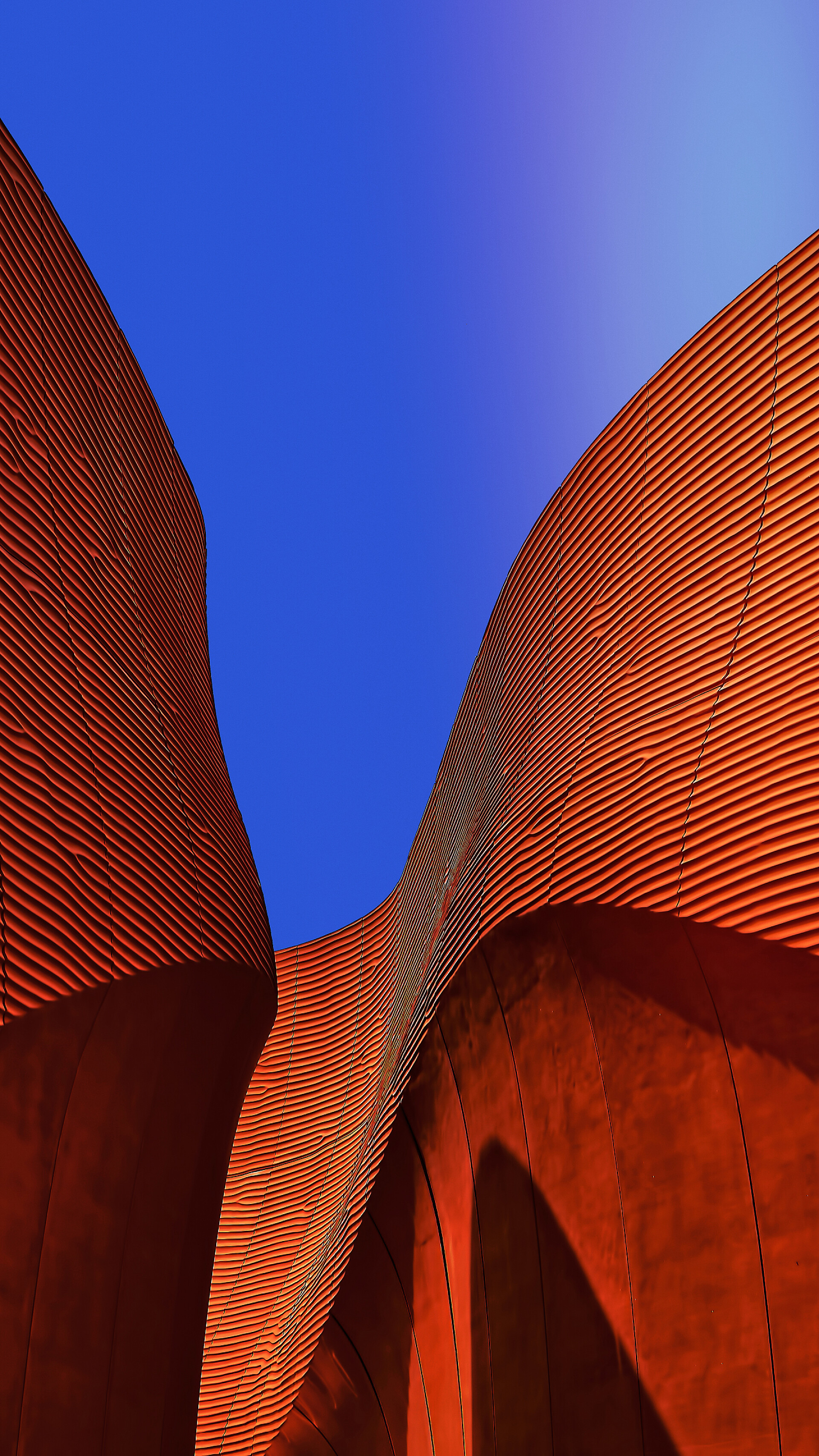 湛蓝色天空下抽象的城市建筑