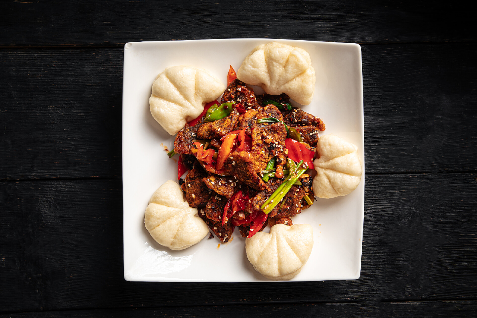 餐桌盘子里有美味的牛肉沫配馒头