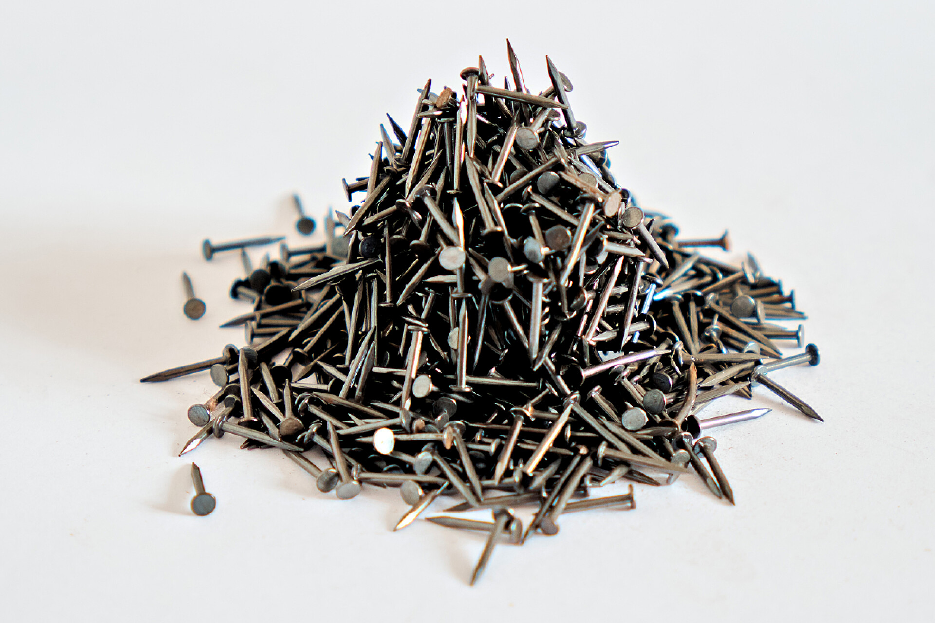 白色背景上成堆的金属钉束