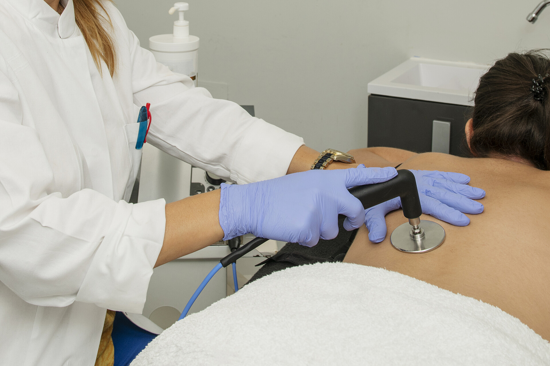 在病人的后背应用皮肤美容美感疗法保健