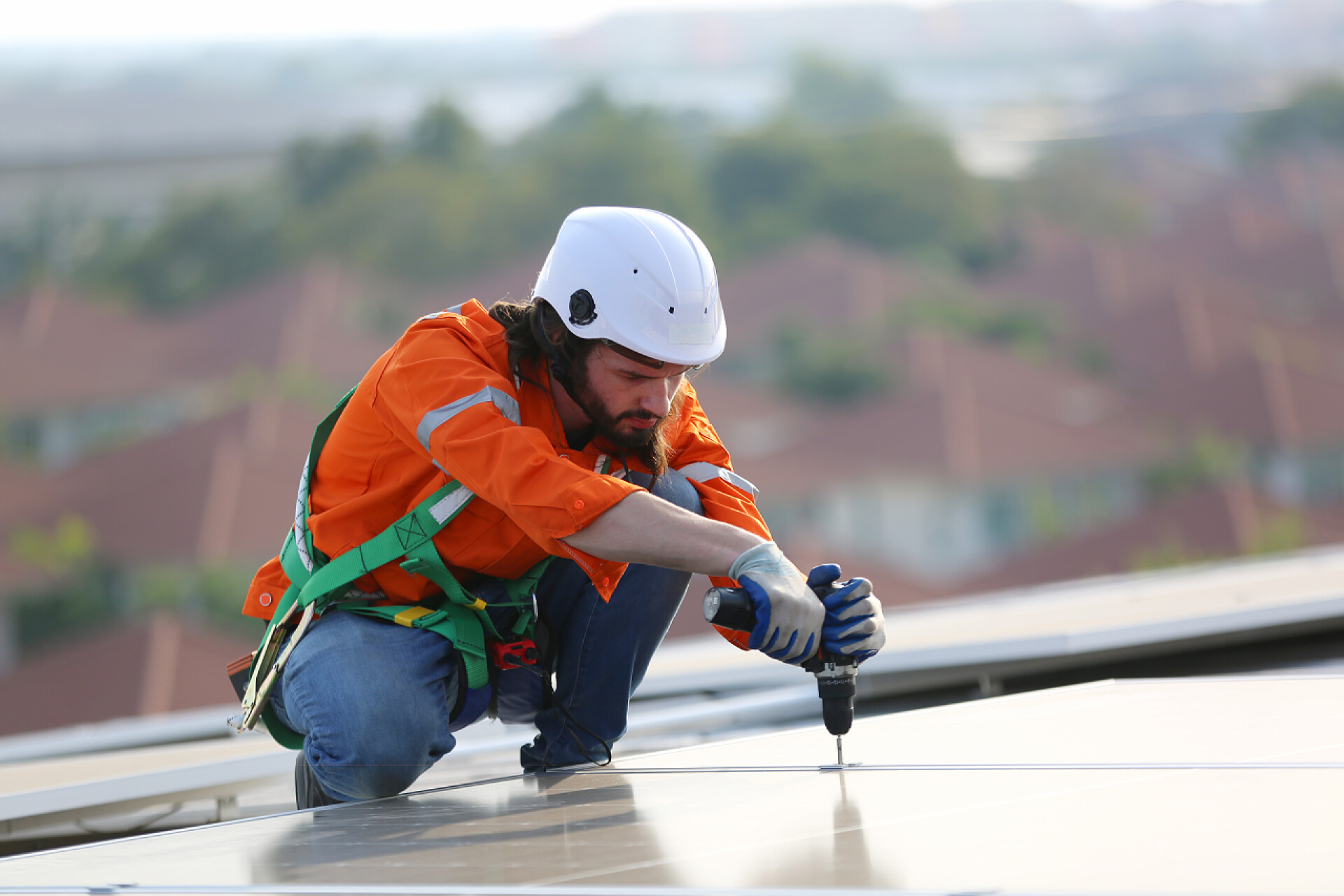 新能源光伏工程师检查工厂屋顶安装太阳能电池的情况