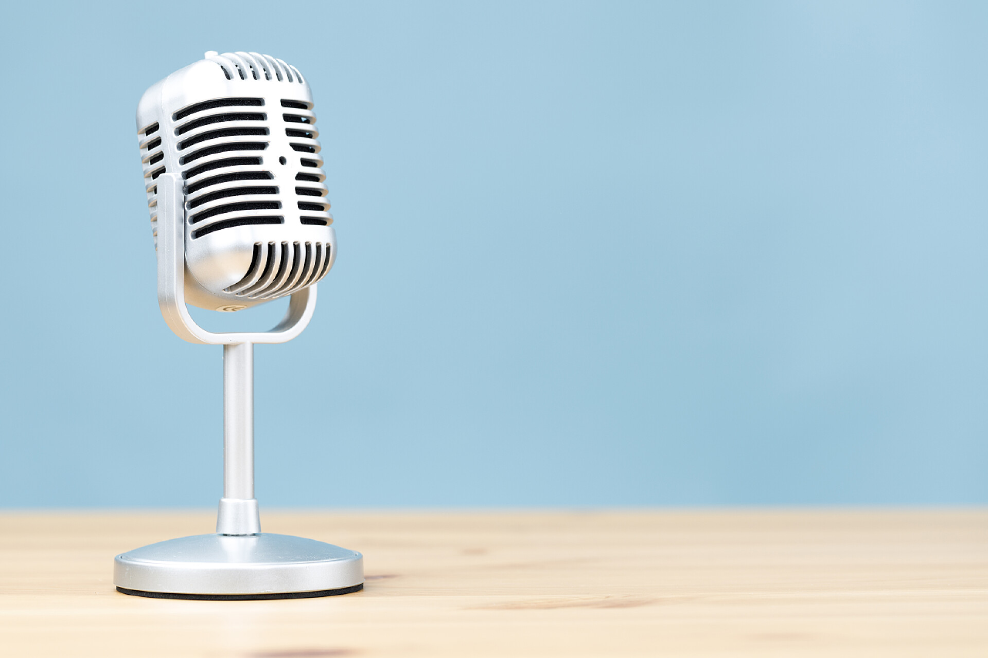 在木制台面上的话筒