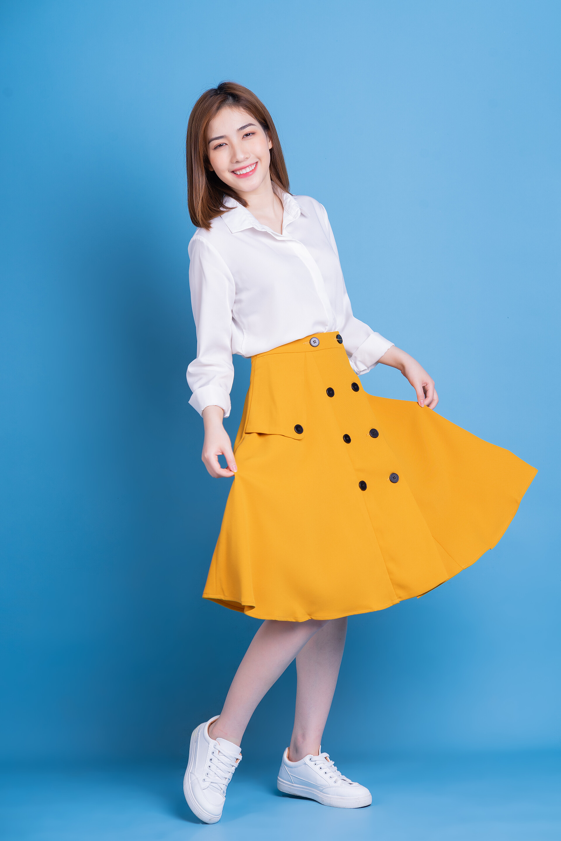 蓝色背景女人模特女孩子穿搭博主网红写真