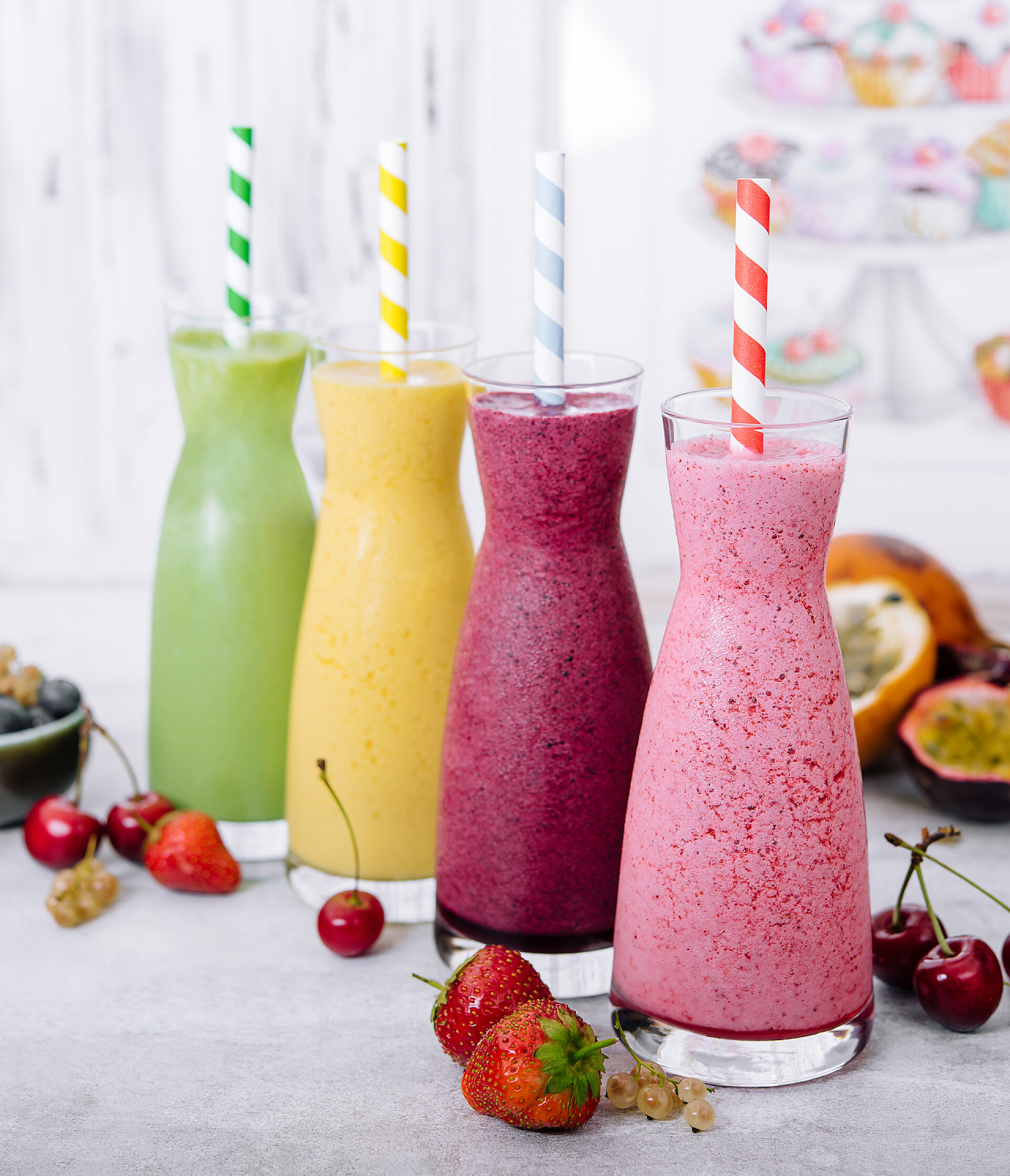 饮品果汁奶昔奶茶店手捧冰