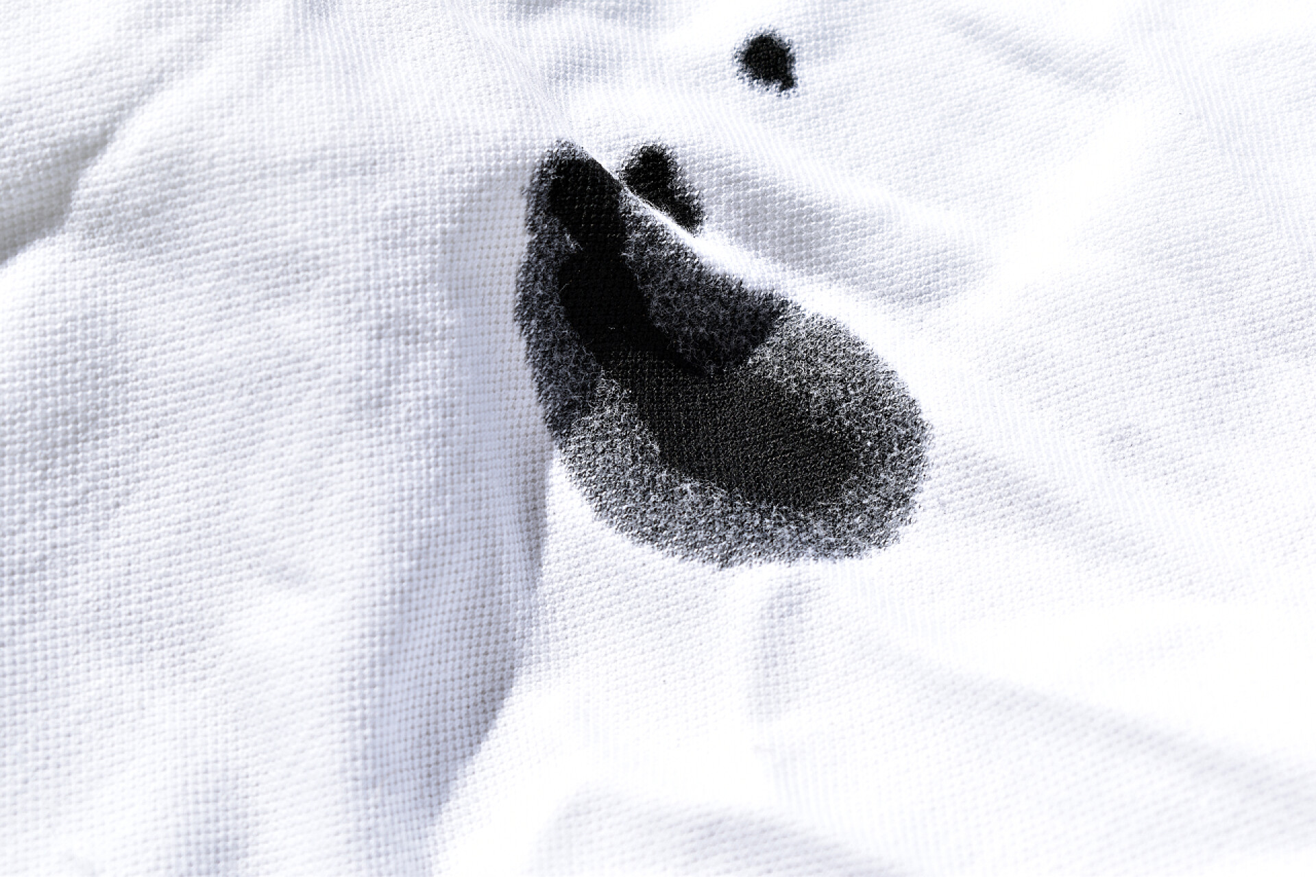 白布上的黑色斑点