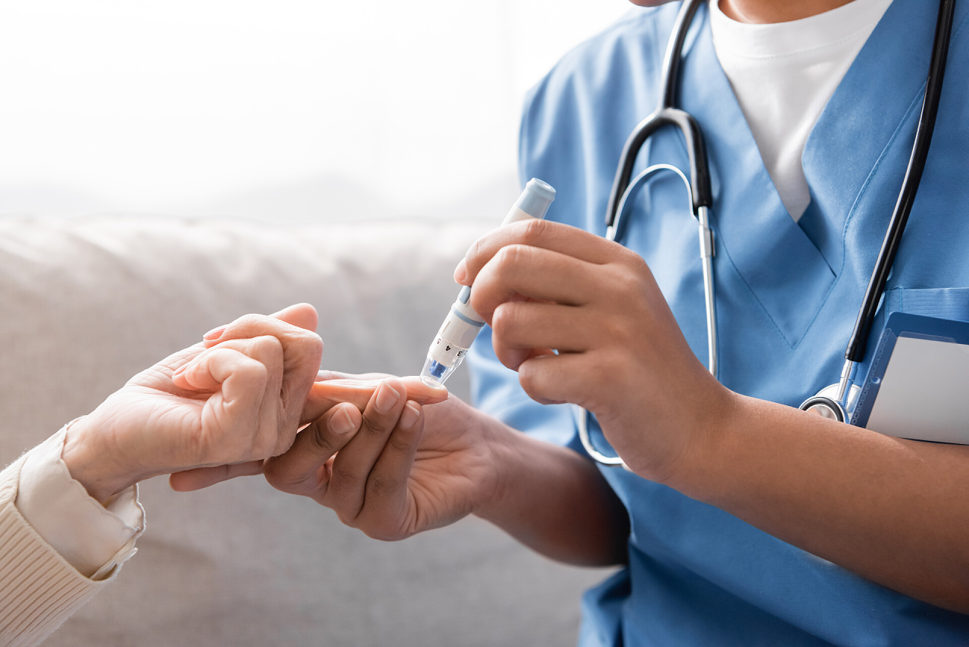 医疗医药医生给患者体检