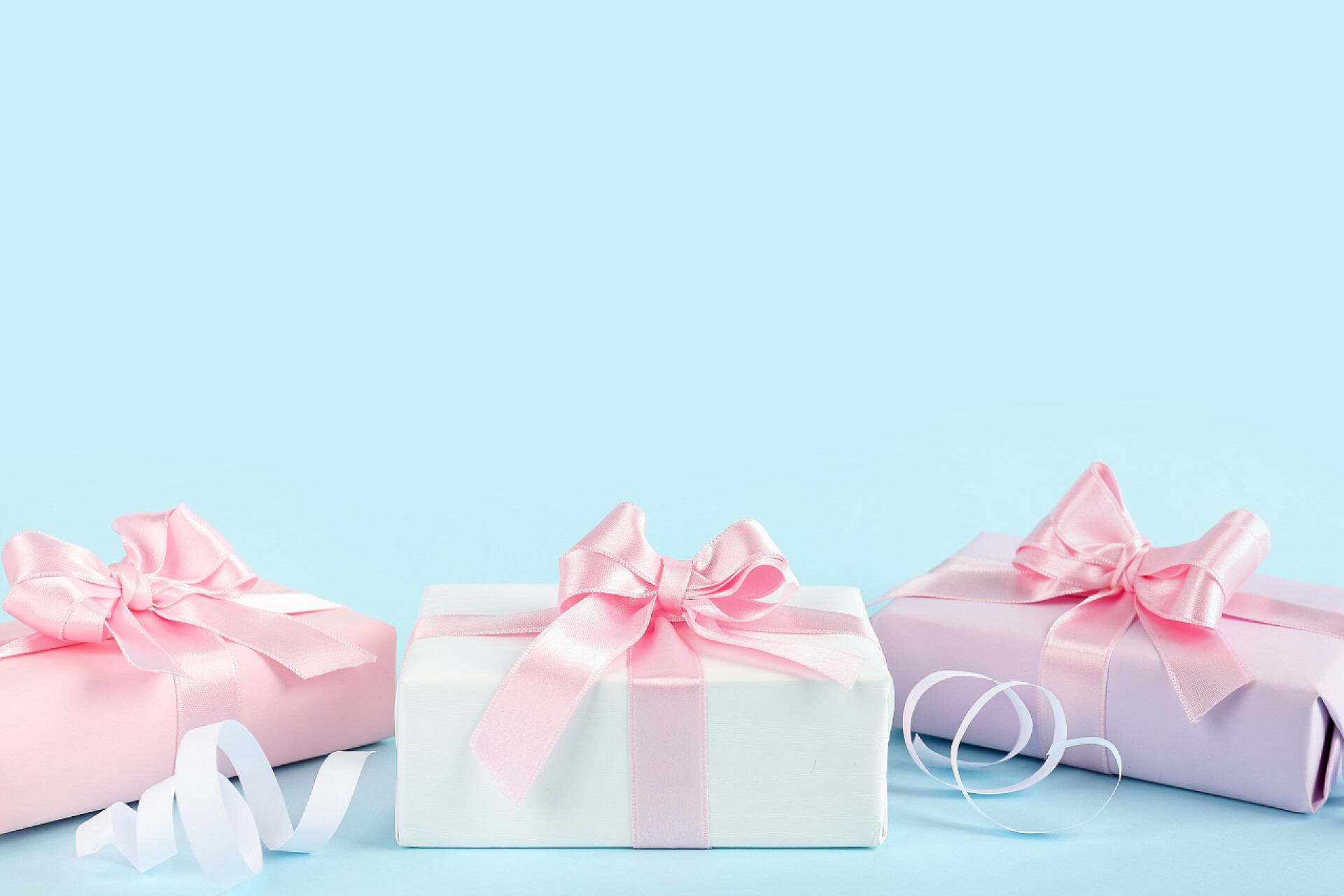 蓝色背景上的礼物精美礼盒蝴蝶结礼盒