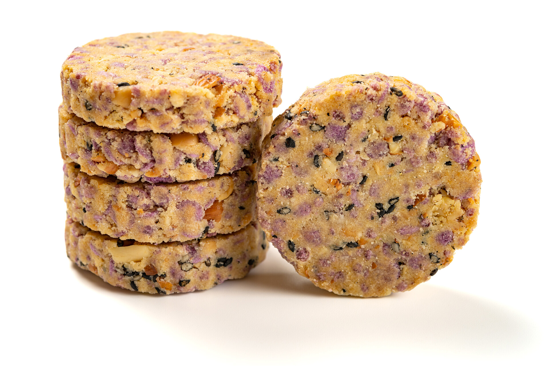 食物白色背景上的紫米饼美食饼干