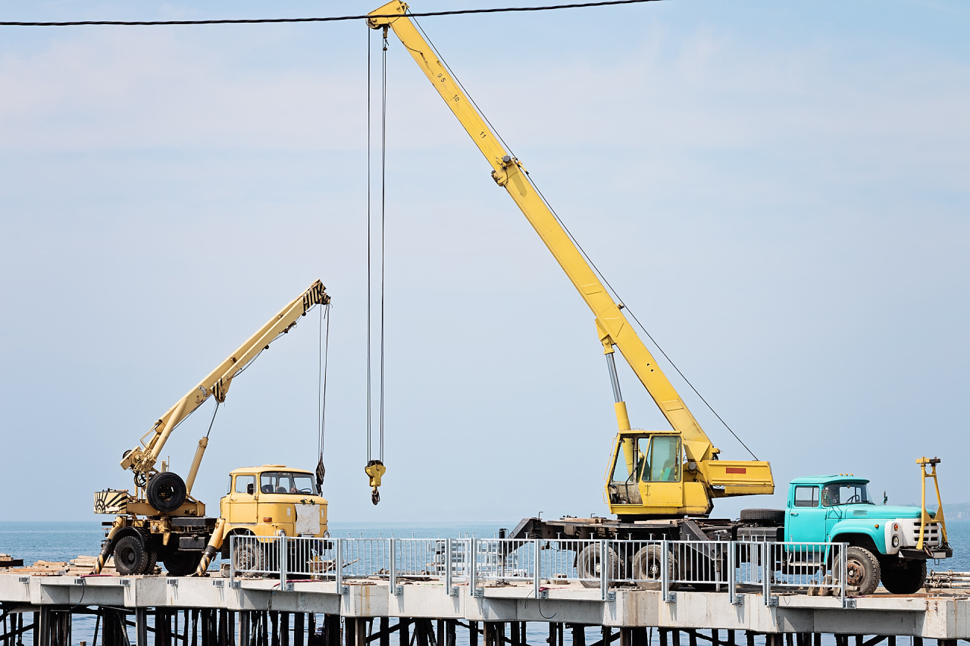 码头上的两台旧汽车起重机