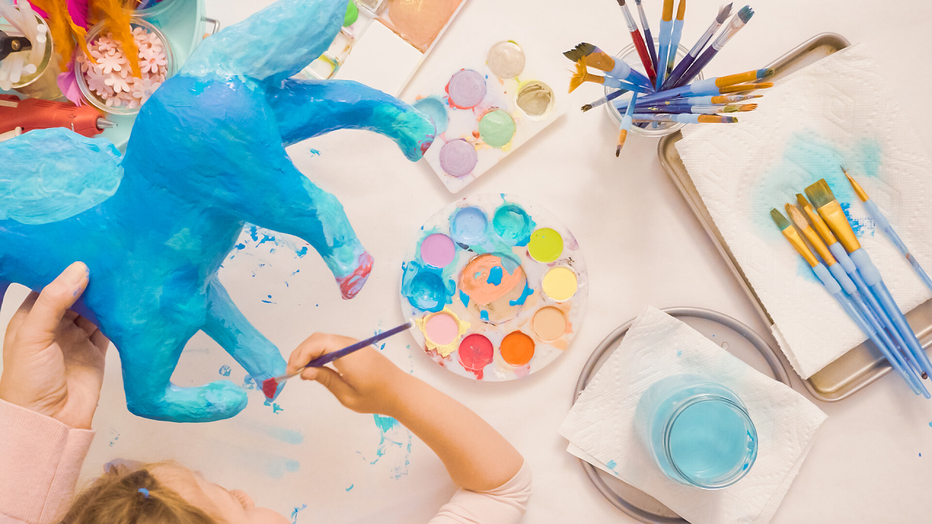 俯拍母女一起装饰纸质独角兽