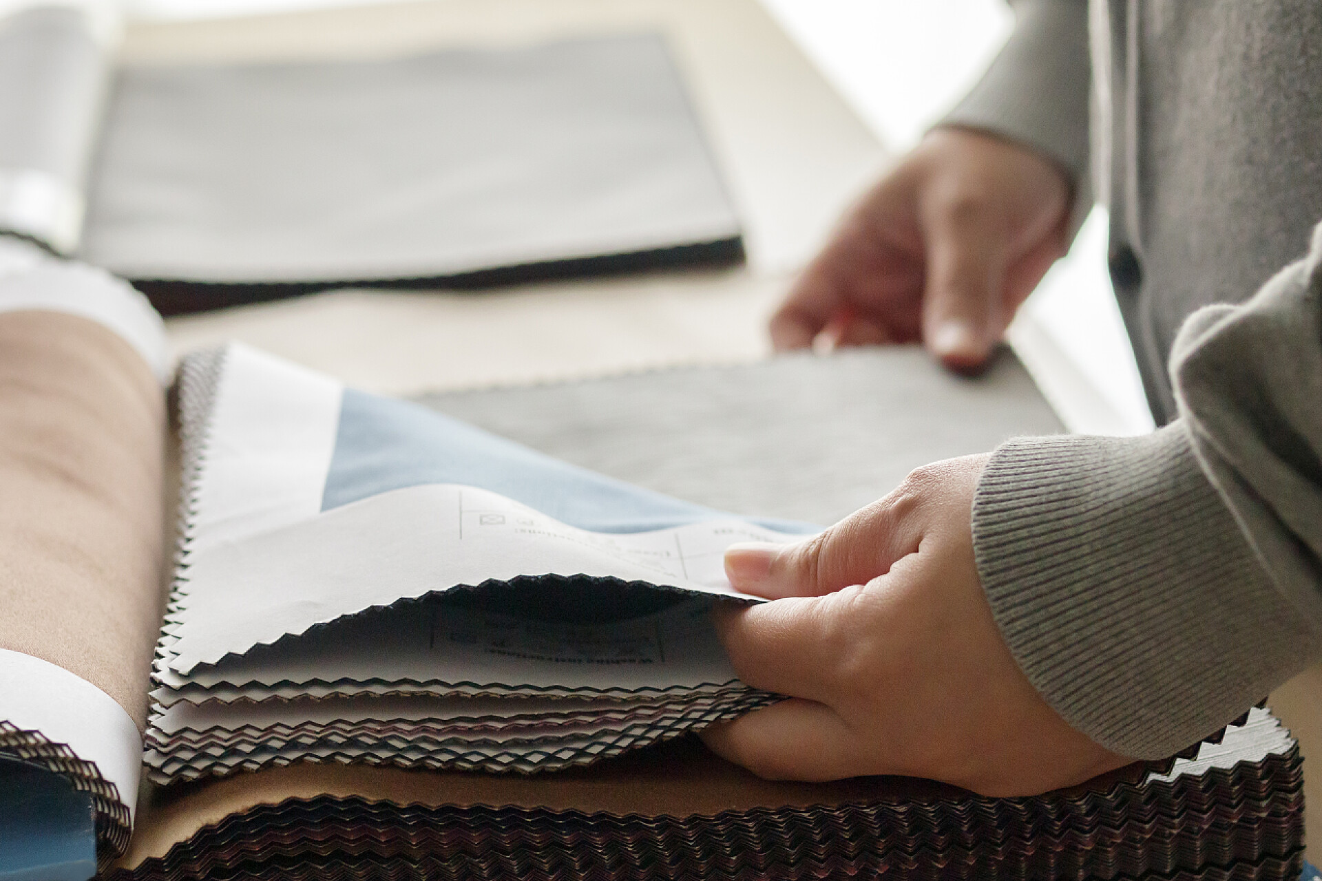 男女设计师精心选用纺织品做窗帘