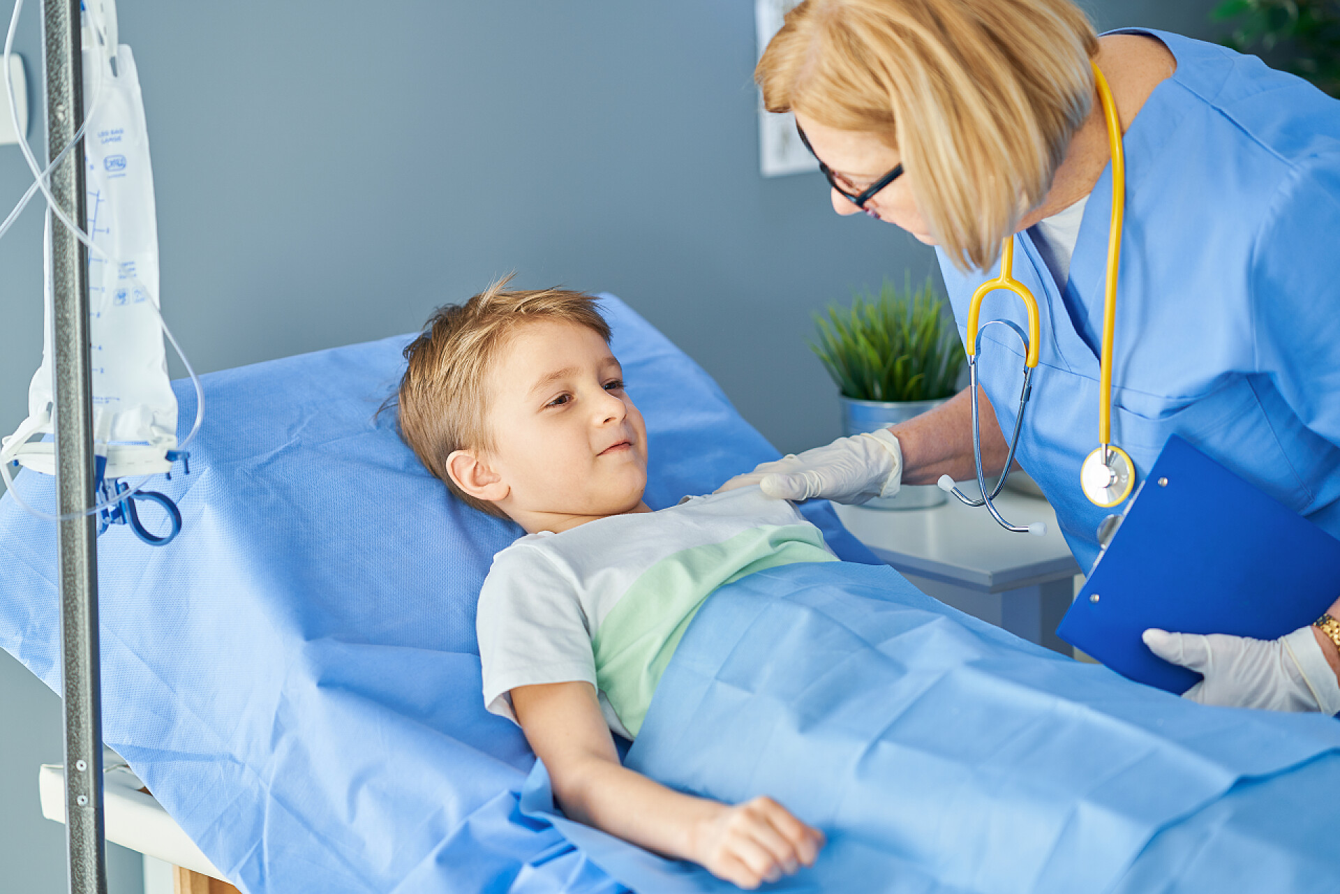 护士关心慰问在医院病床上的小男孩