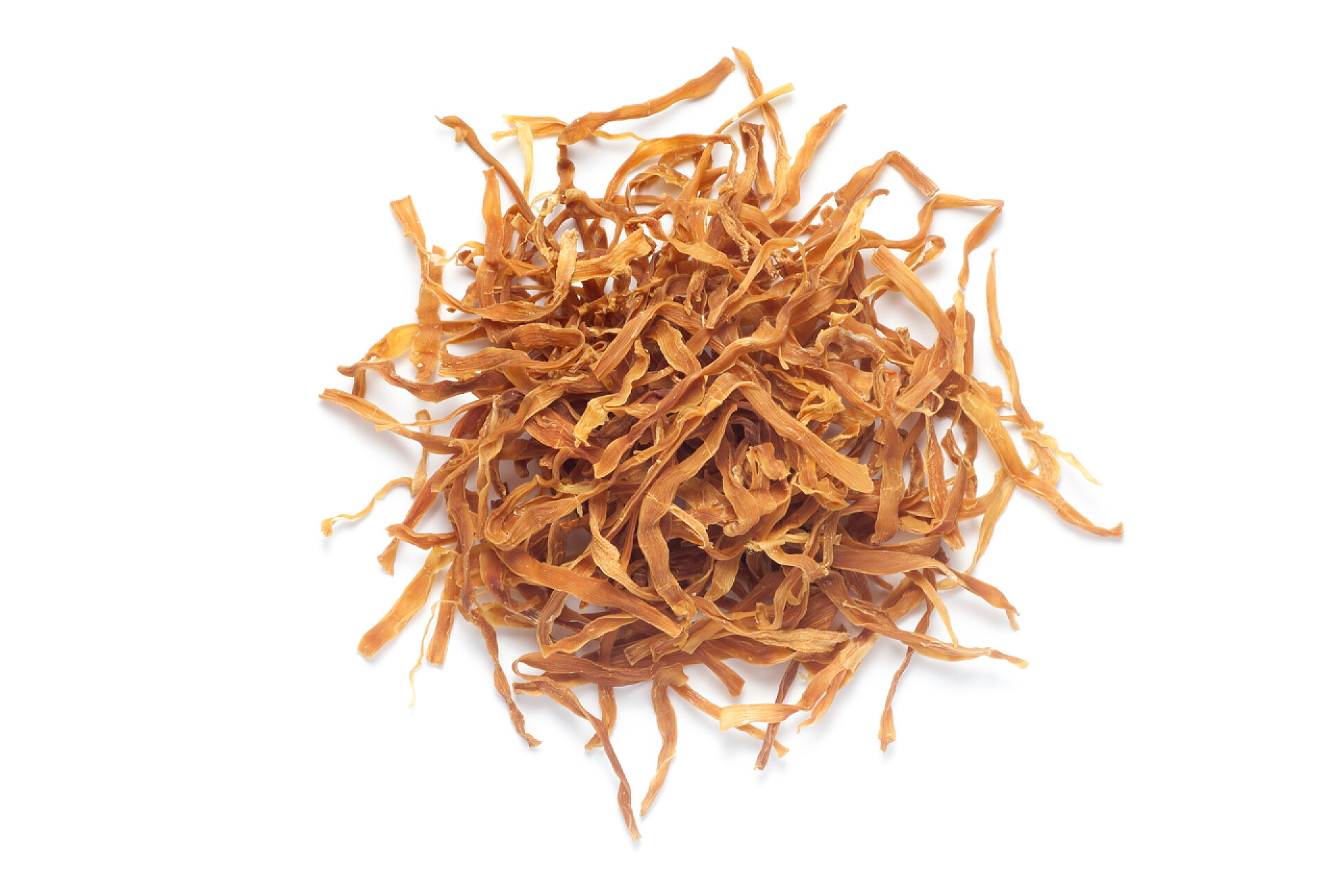 在白色背景上的碎竹笋