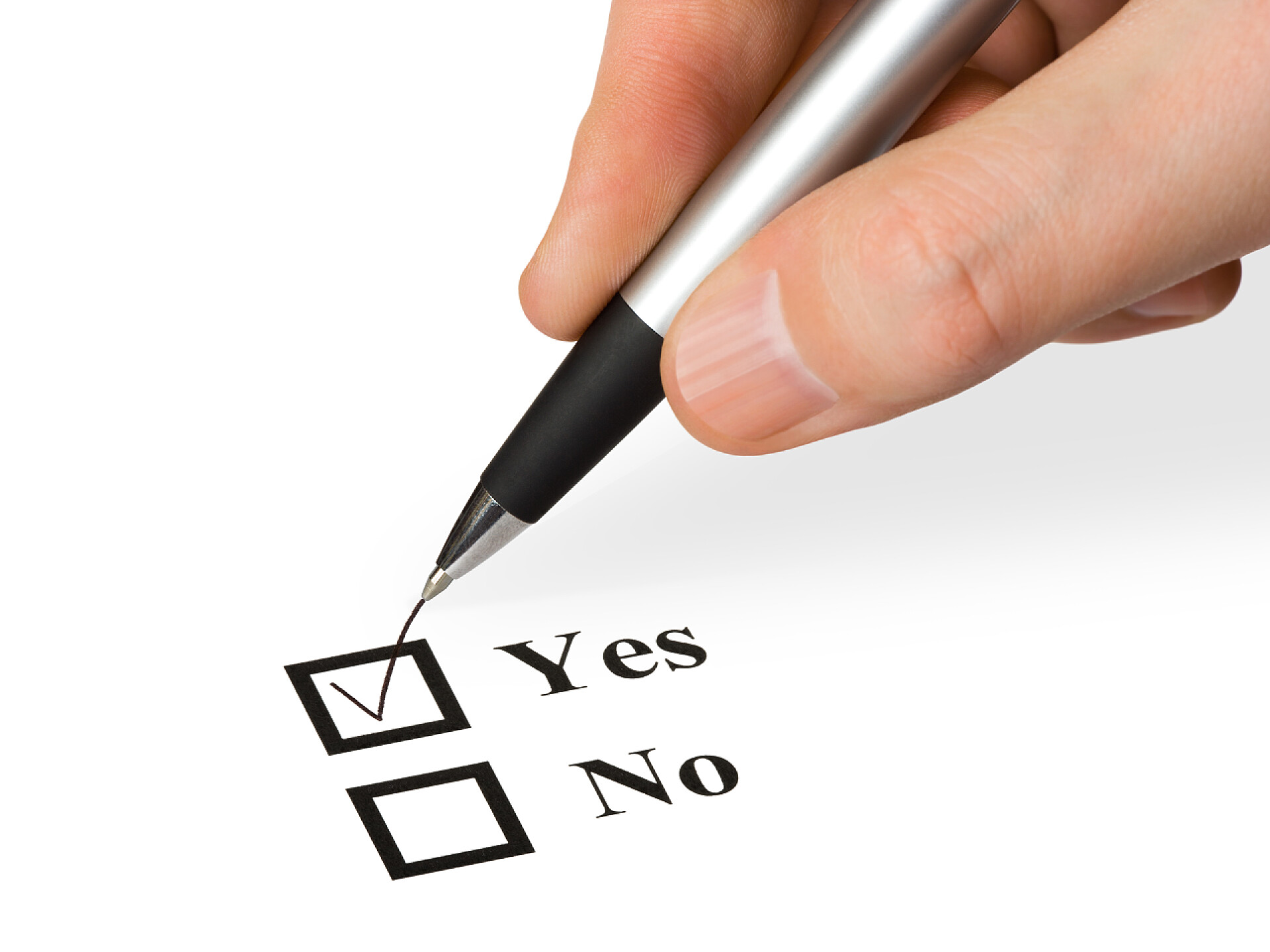 手拿笔在白色背景上的复选框上打对钩