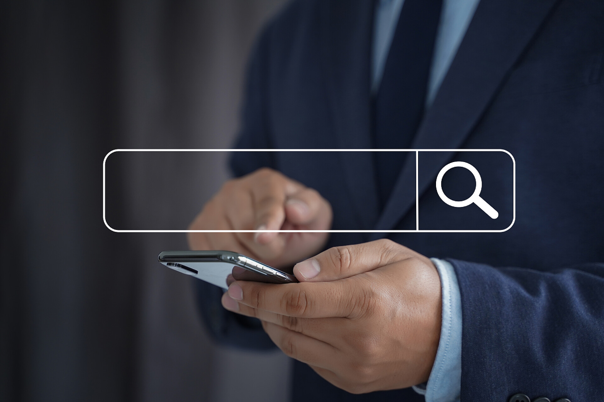 商务商人使用互联网搜索引擎