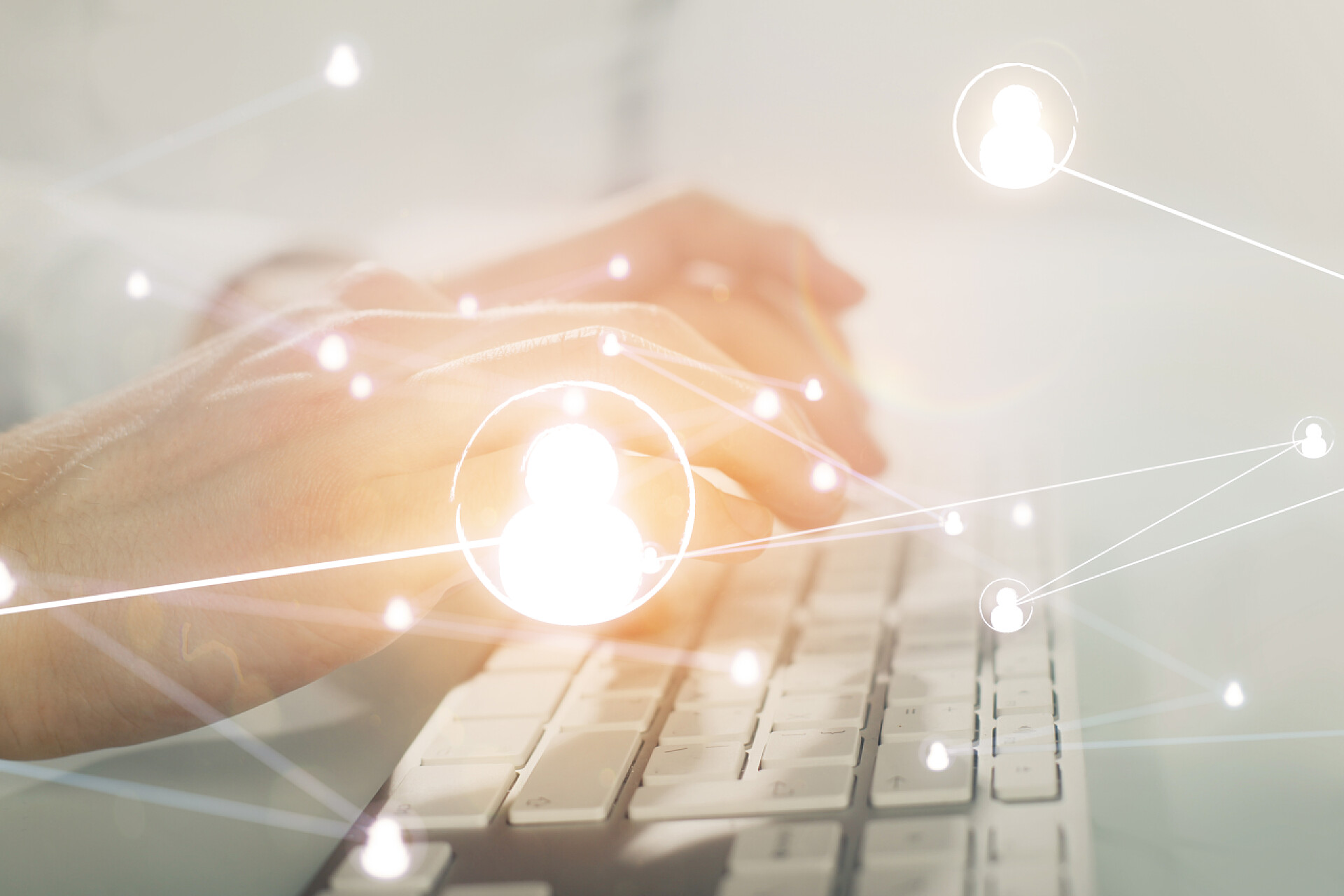 手在键盘上打字特写