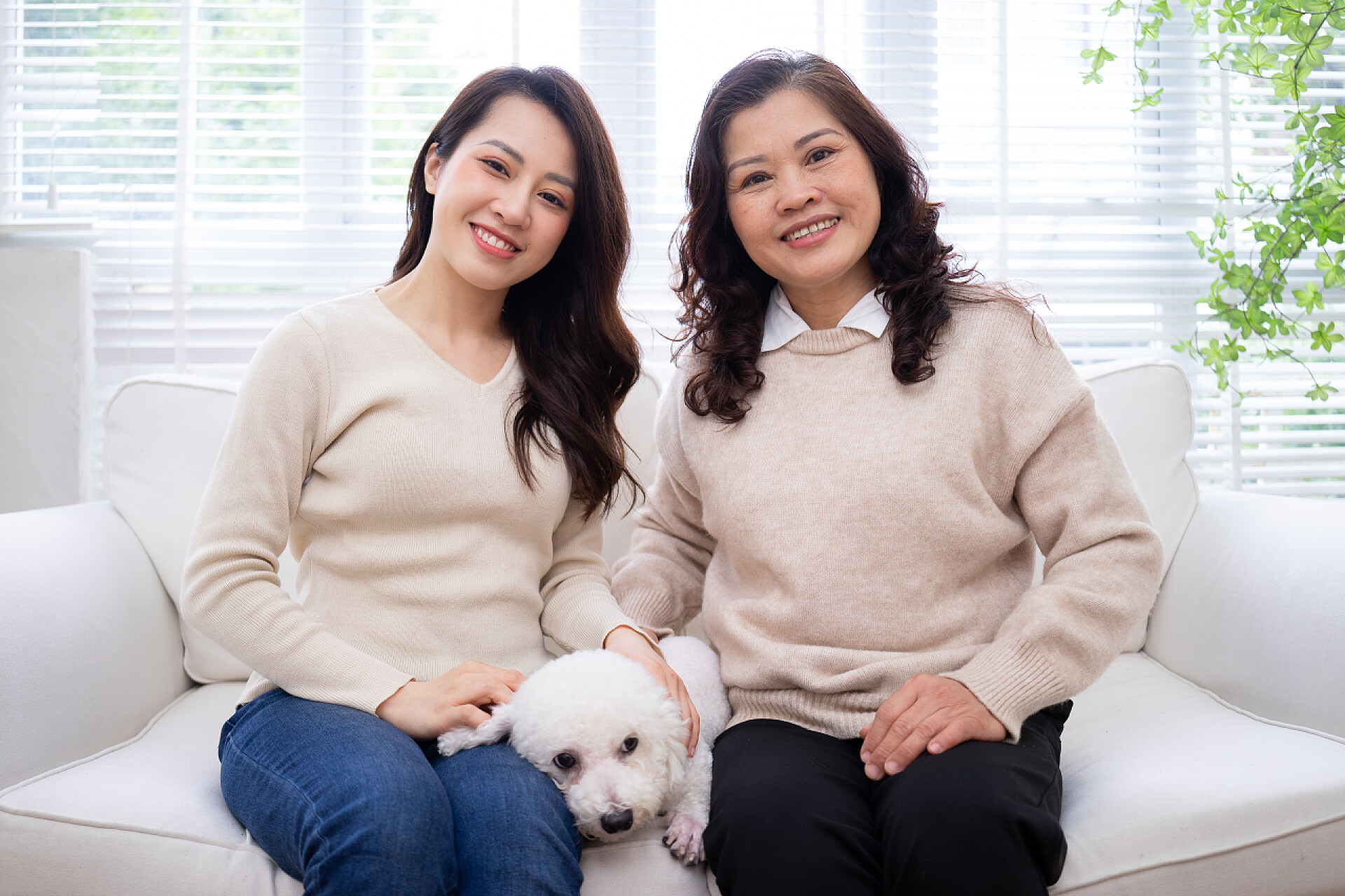 亚洲母亲和女儿在家里的形象