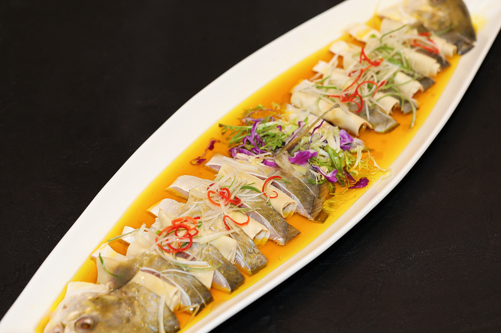 黑色底清蒸大黄鱼