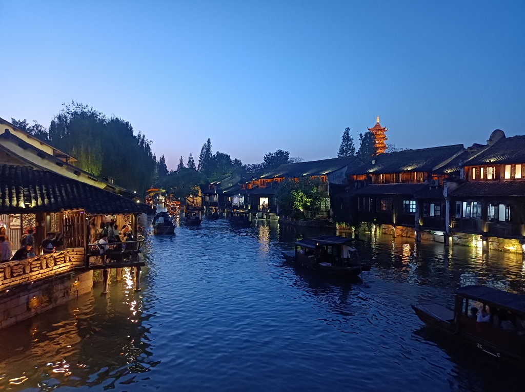 多彩+大景深+江南水乡乌镇+插图+背景