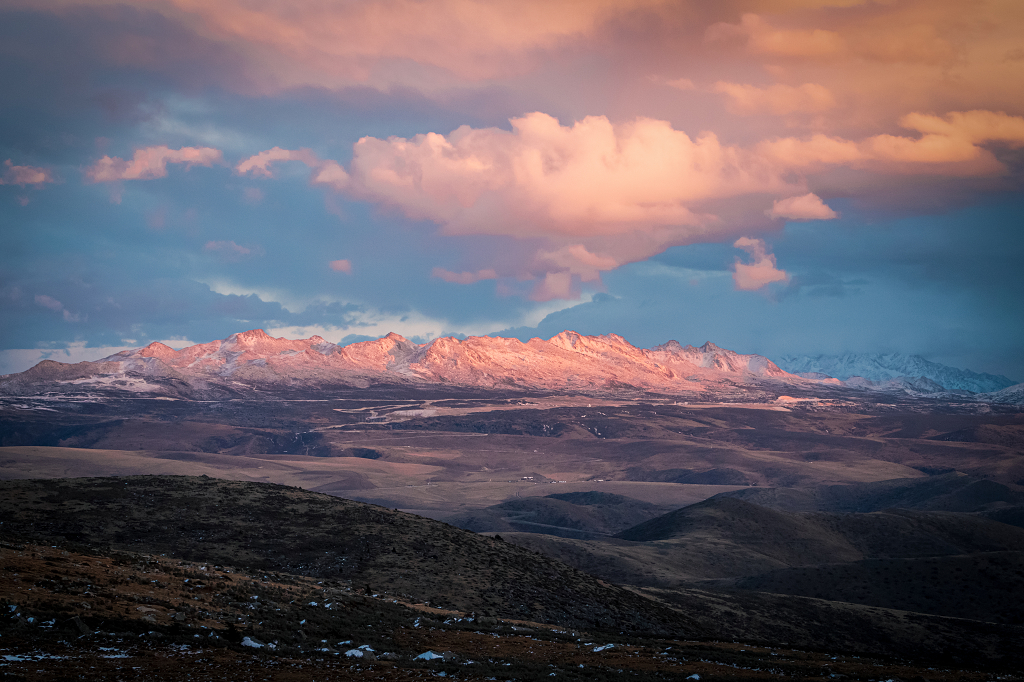 顺光拍摄到的日照金山