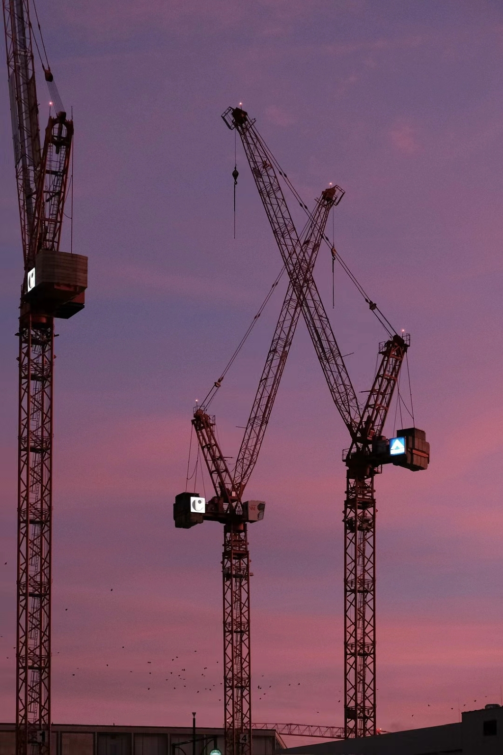 傍晚夜色晚霞城市建设塔吊天空夕阳