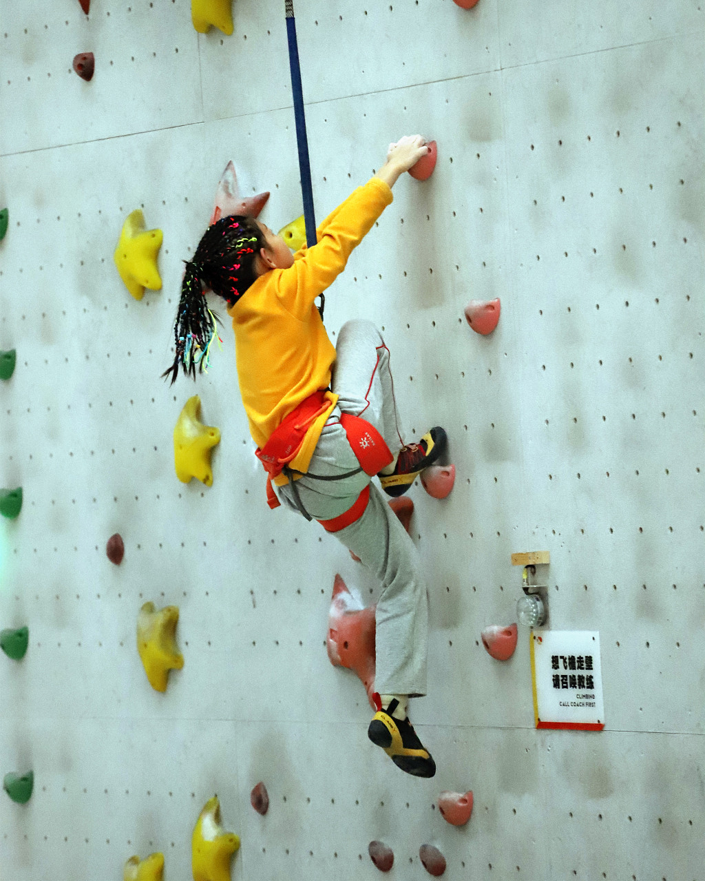 正在攀岩的小女孩