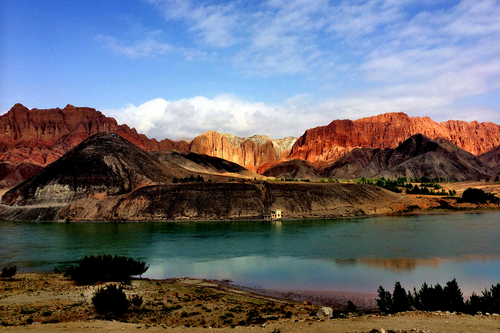 甘肃刘家峡丹霞风光