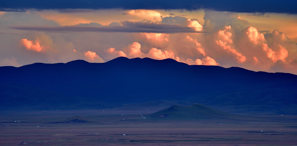夕阳下的红色彩云