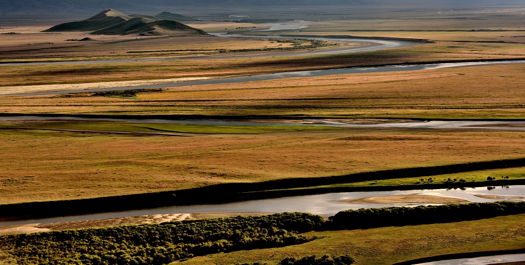 甘肃唐克金色的草原上拐了九道弯