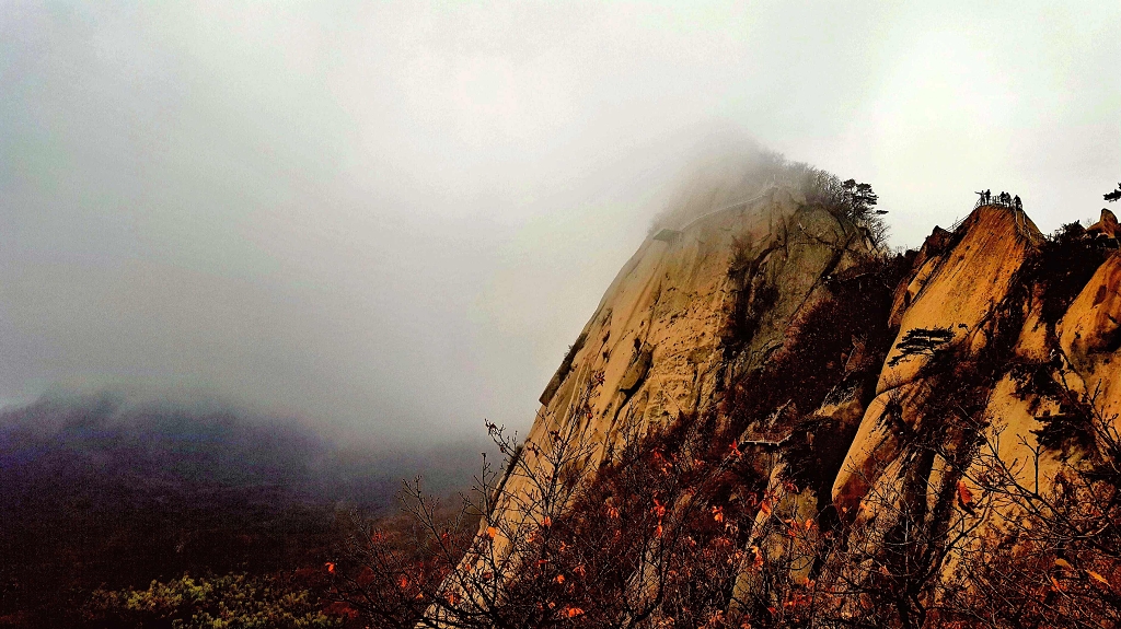 云雾笼罩山涧一束阳光照亮一座高山