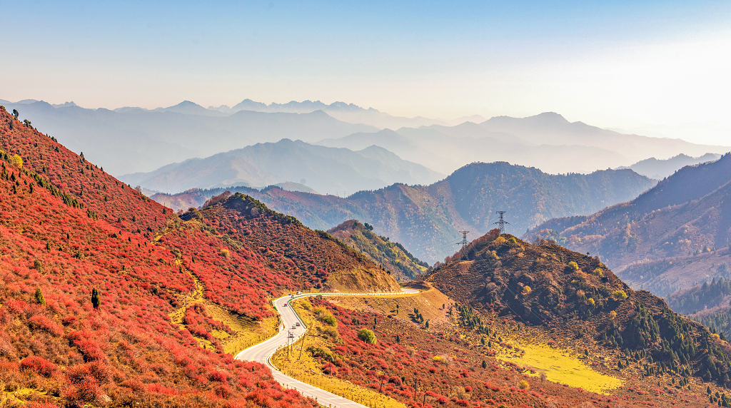 九月秋色下的互助北山呈现出红色的山峰云雾绕缭的山尖