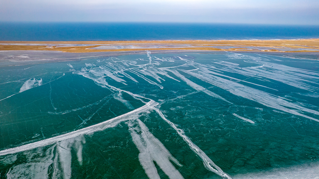 冬天里结冰的青海湖湖面上呈现五颜六色