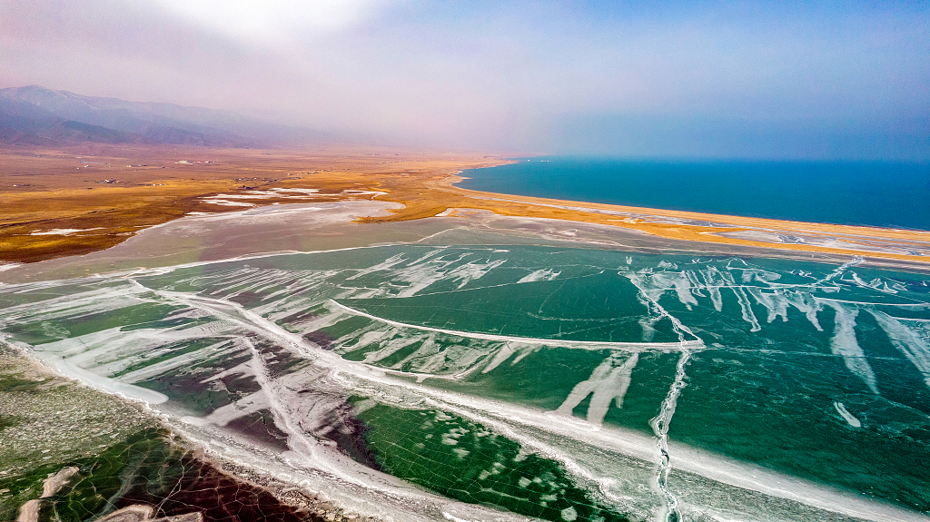 冬天里结冰的青海湖湖面上呈现五颜六色