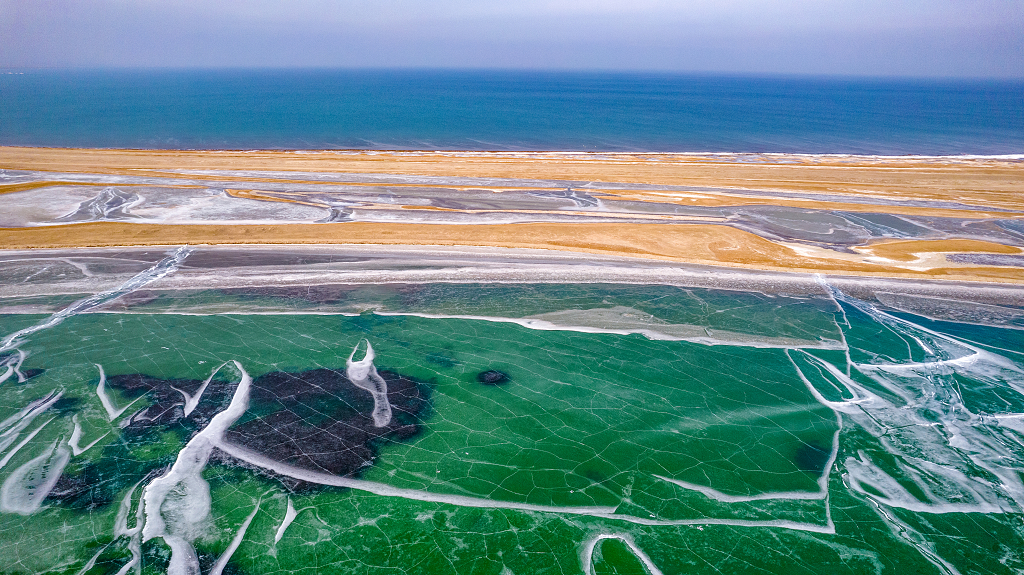 冬日的彩色青海湖湖面