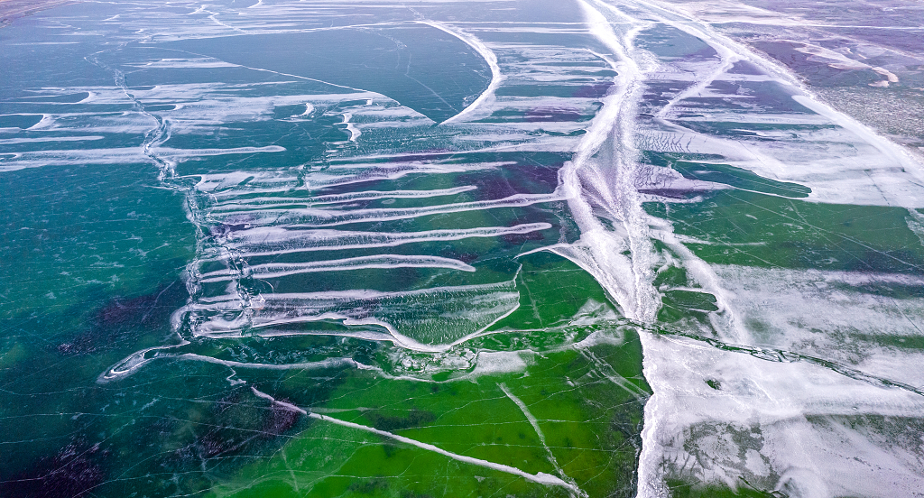 冬天里结冰的青海湖湖面上呈现墨绿色的景象