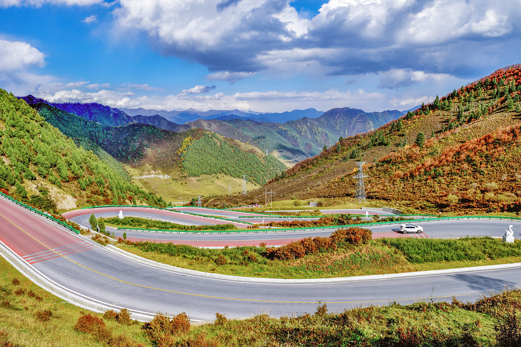 蓝天白云下青海互助北山五颜六色