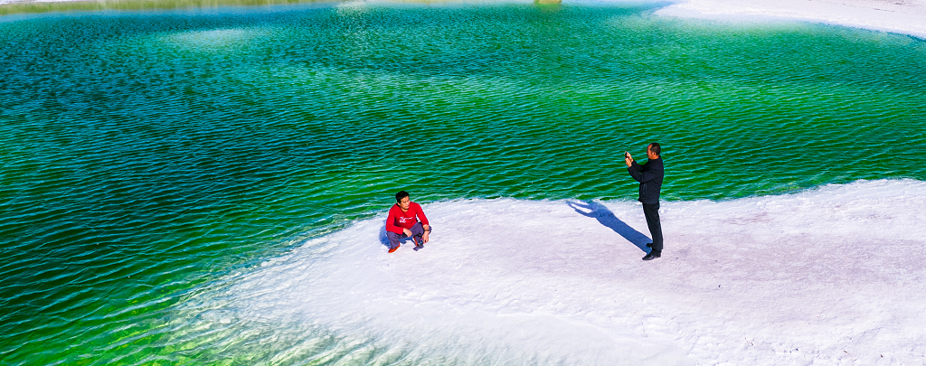 青海大柴旦翡翠湖上拍照的游客