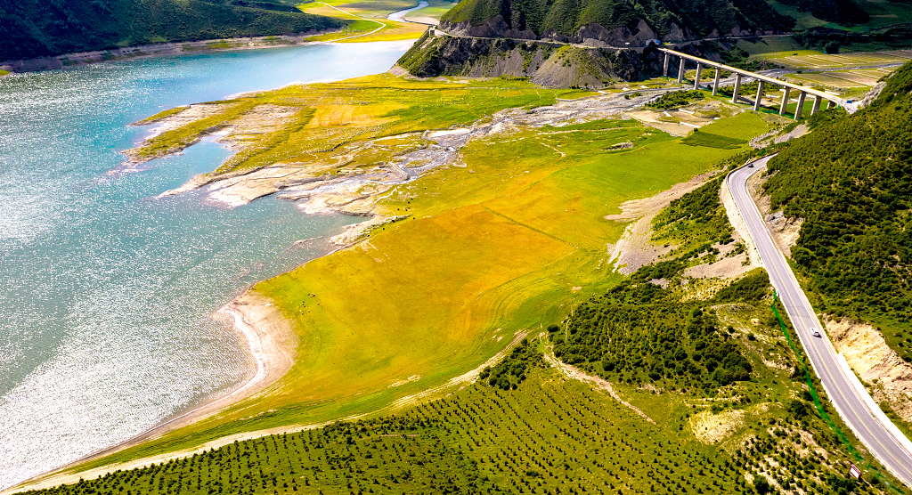青海大通黑泉水库秋色