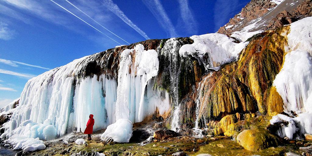 青海门源岗什卡雪山下的七彩瀑布
