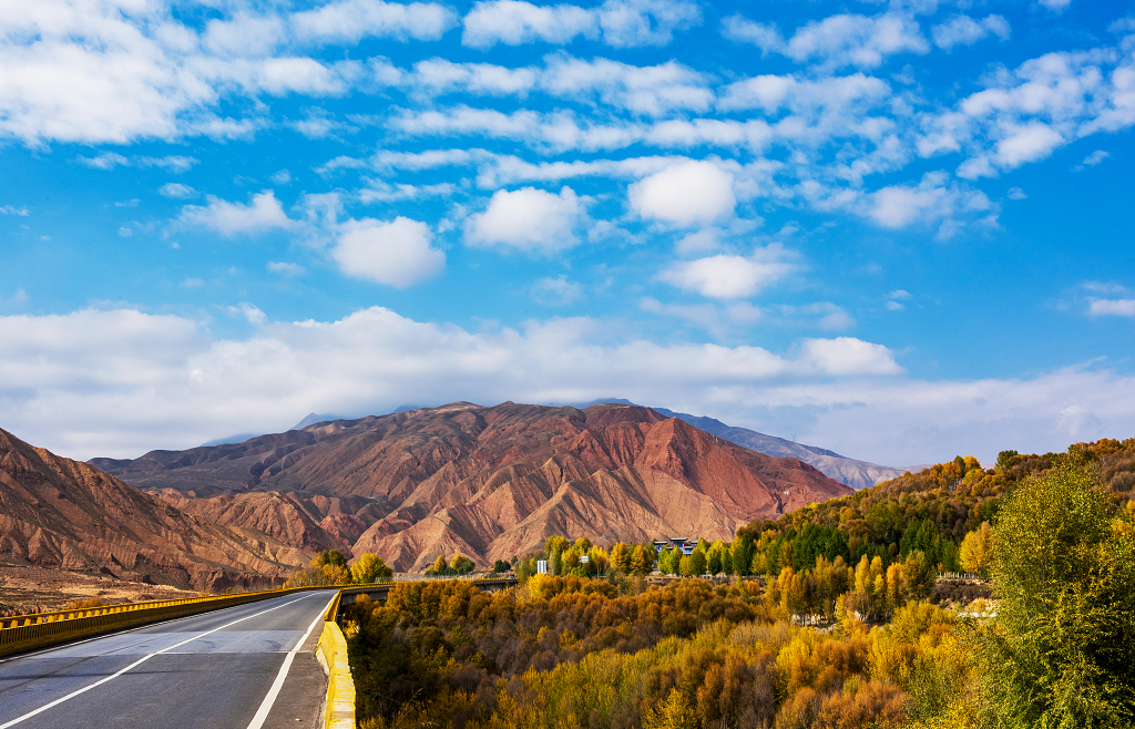 青海贵德秋色里的丹霞地貌好杨树