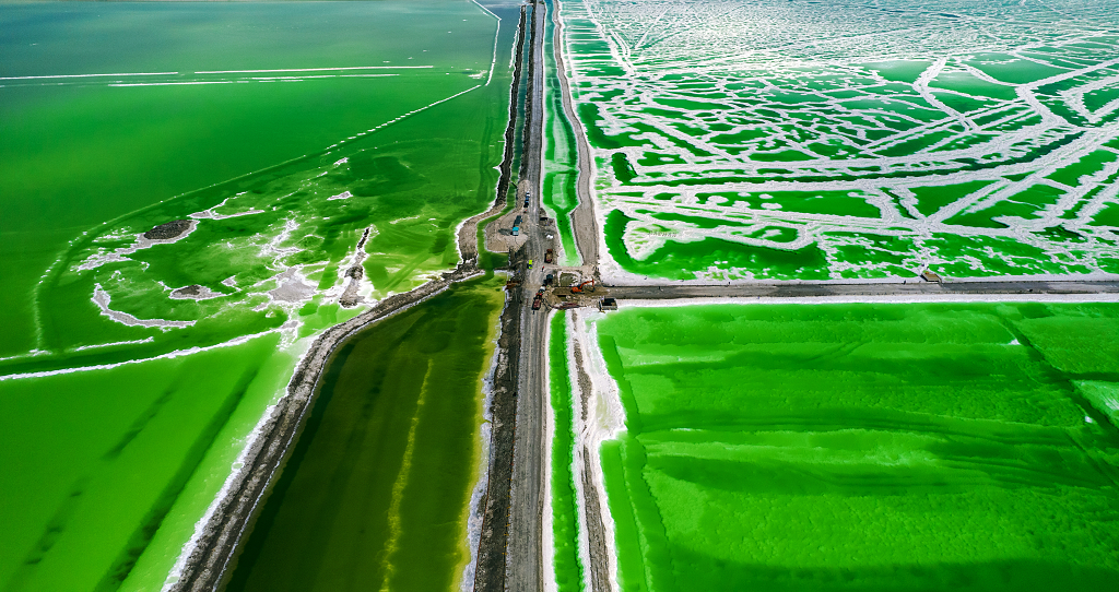 青海察尔汗碧绿色的梦幻盐湖